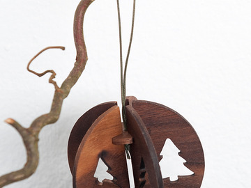 Verkaufen mit Online-Zahlungen: Christbaumkugel aus Nussholz "Baum"