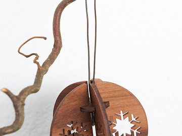 Verkaufen mit Online-Zahlungen: Christbaumkugel aus Nussholz "Schneeflocke"