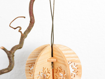 Verkaufen mit Online-Zahlungen: Christbaumkugel aus Esche "Schneeflocke"